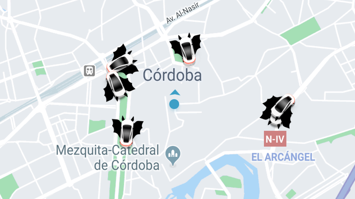 Uno de los coches de Uber junto a una parada de taxis