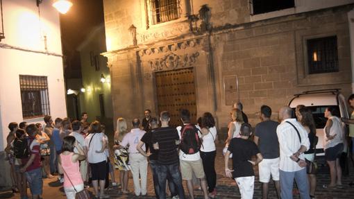 Visita de la Córdoba Misteriosa frente al Palacio de Orive, una de las casas encantadas