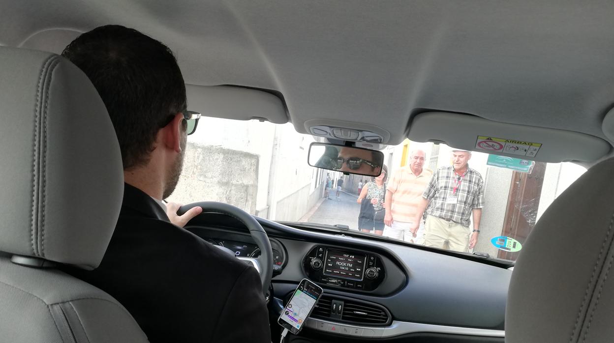 Un conductor de Uber a bordo del coche