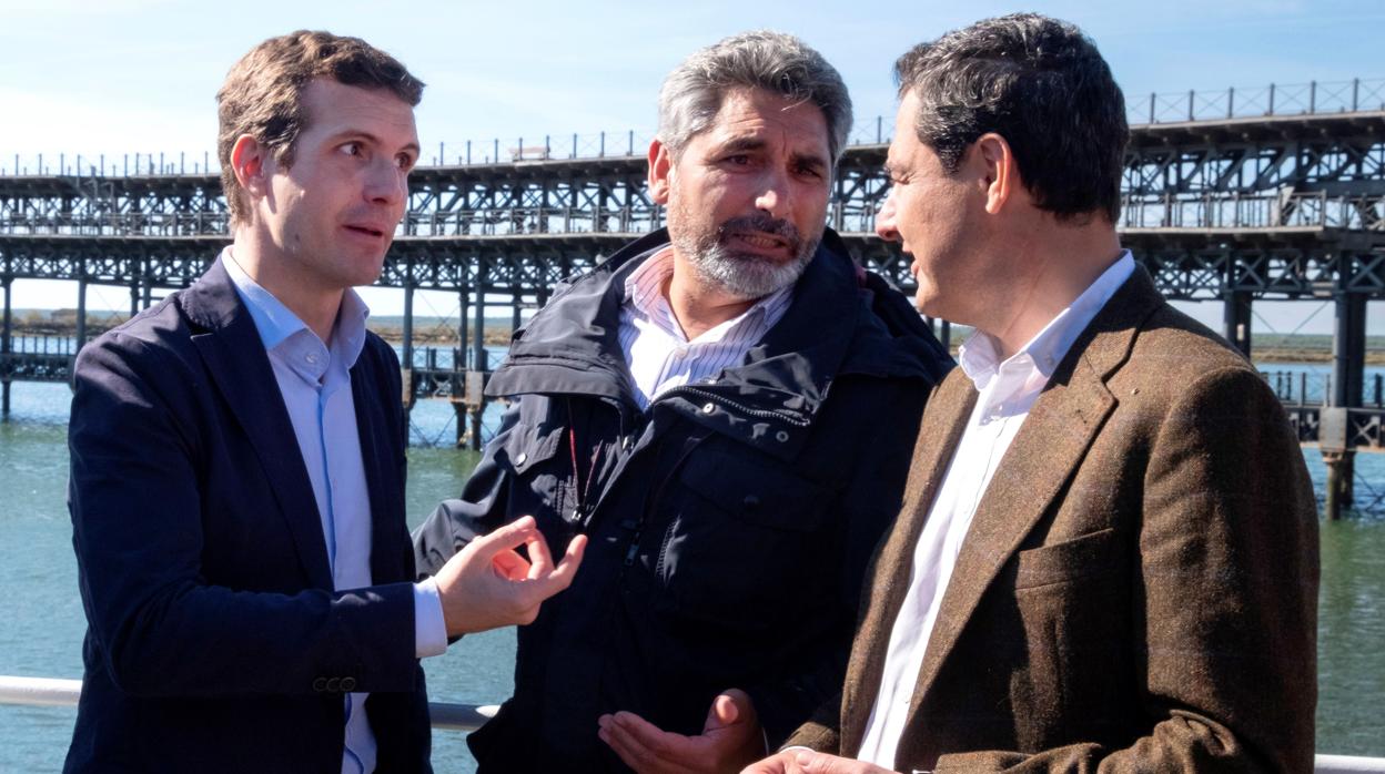 Pablo Casado, Juan José Cortés y Juan Manuel Moreno, en el acto en Huelva