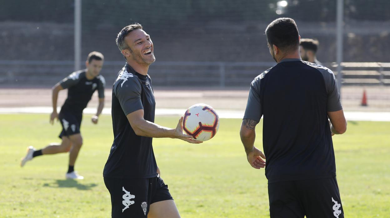 Piovaccari sonríe con el balón en el mano ante Aythami