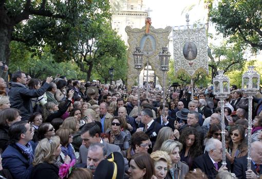 El Simpecado de la hermandad Matriz de Almonte junto al de la filial cordobesa