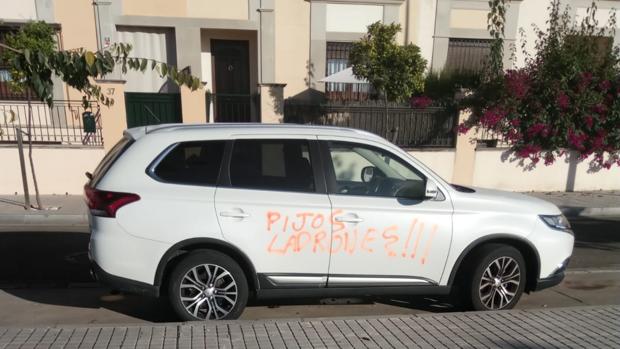 Vandalismo en Mirabueno en Córdoba: 45 coches y 15 viviendas amanecen con pintadas