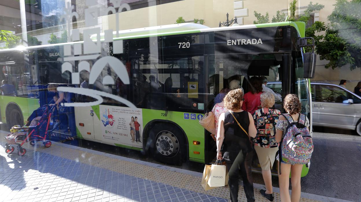 Varios usuarios suben a bordo de un autobús de Aucorsa