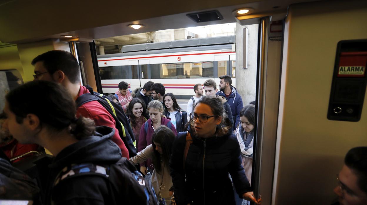 Estudiantes en el Cercanías que les lleva al Campus Universitario de Rabanales