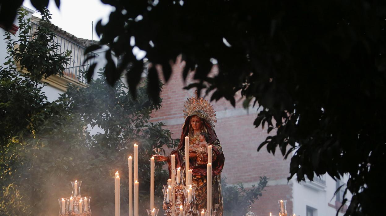 La Virgen del Amparo, ayer en procesión