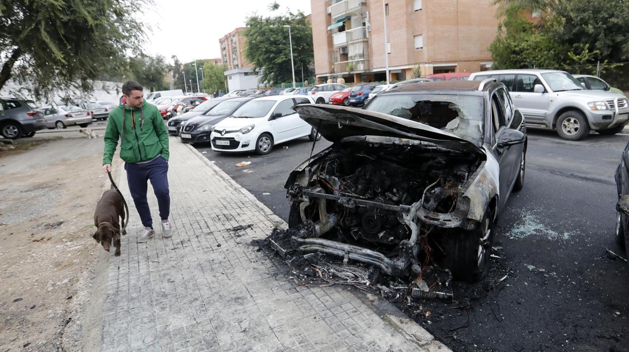 Estado en que quedó uno de los coches quemados en Córdoba