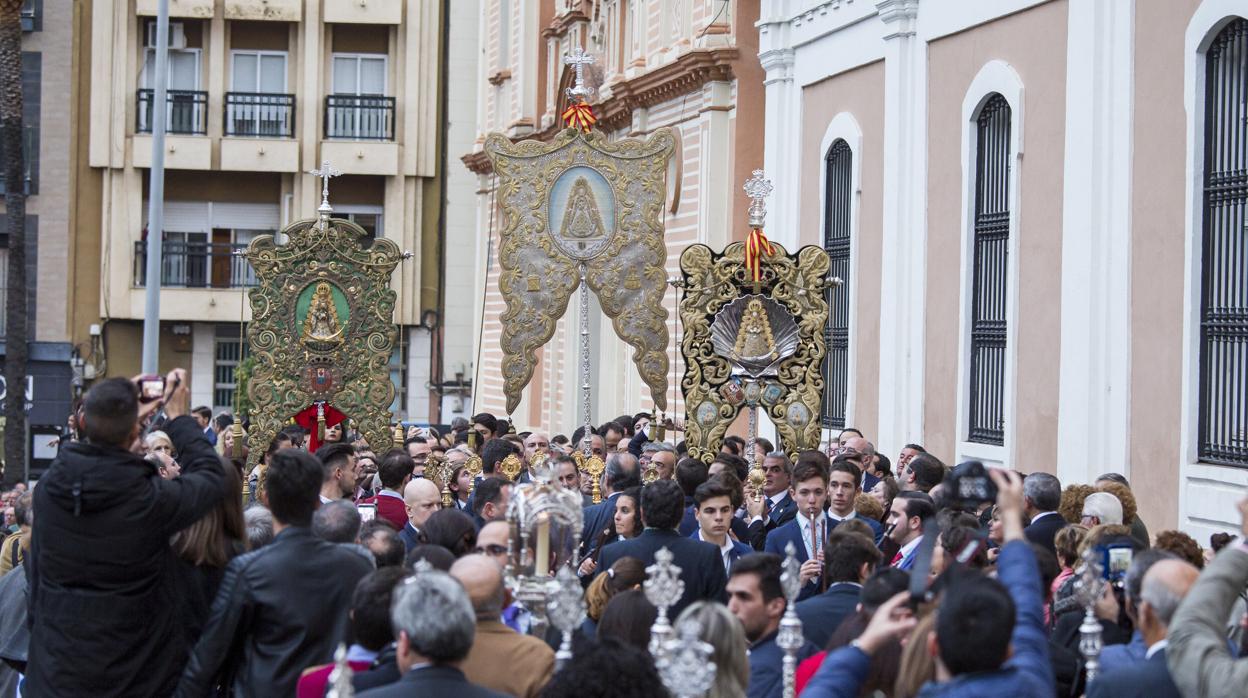 Salida de los simpecados de la Catedral de Huelva