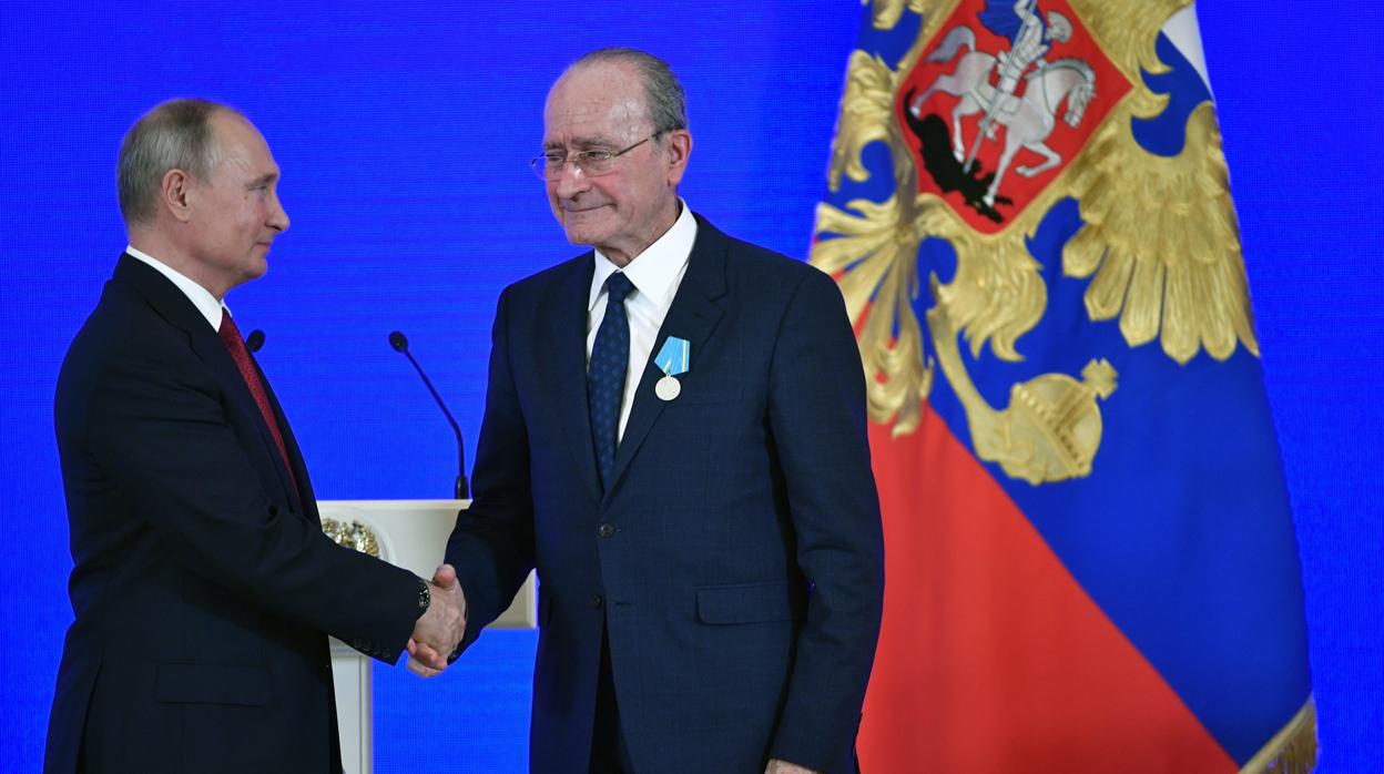 Vladimir Putin tras la imposición de la medalla al alcalde de Málaga, Francisco de la Torre