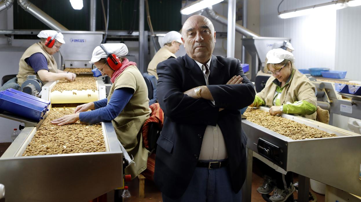 El presidente de Almendras Morales, en las instalaciones del grupo en Priego