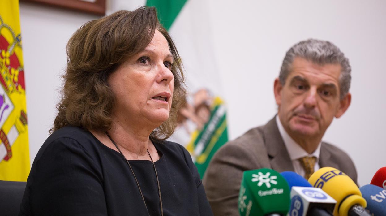 Azucena Martí y José Medina, en rueda de prensa.