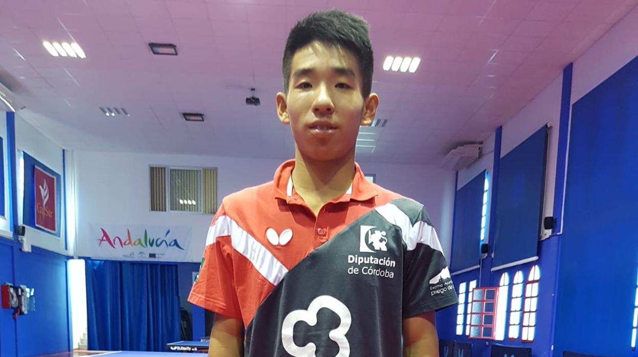 Qiyao Han posa ya en Priego con la camiseta del Cajasur