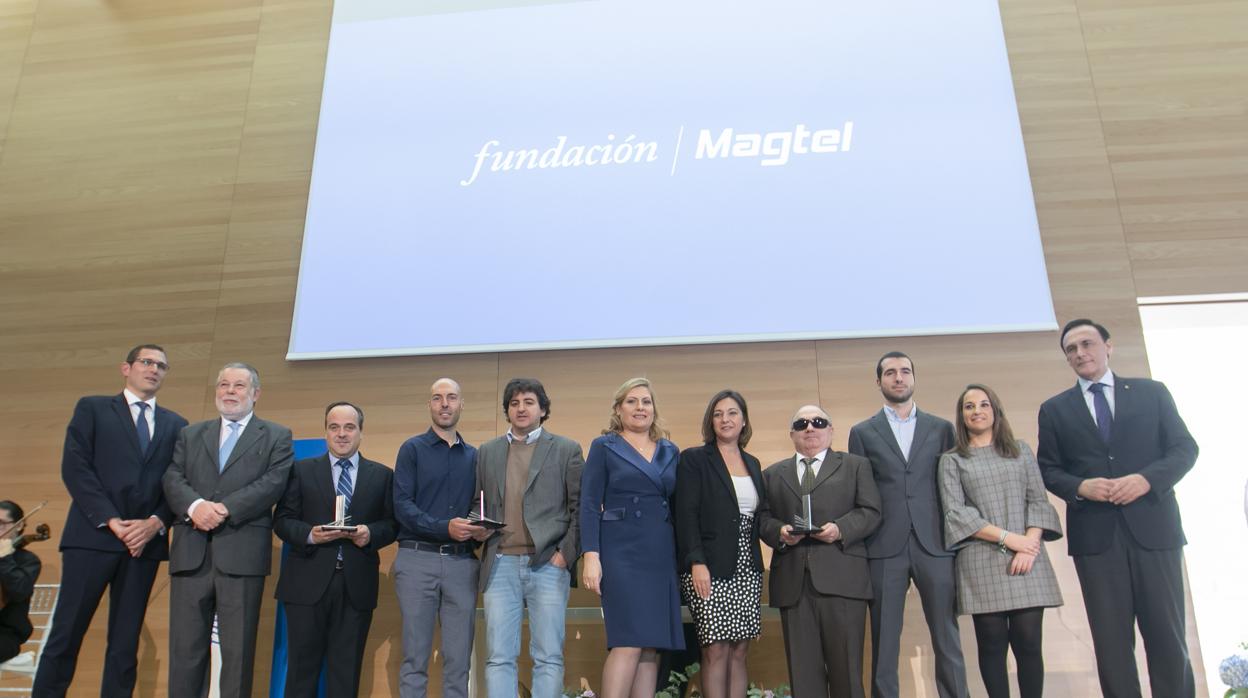 Foto de familia de los galardonados junto a las autoridades en el Palacio de Congresos de Córdoba