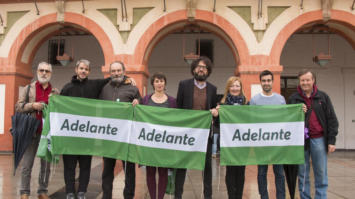 Los representantes de Adelante Córdoba, en la plaza de La Corredera