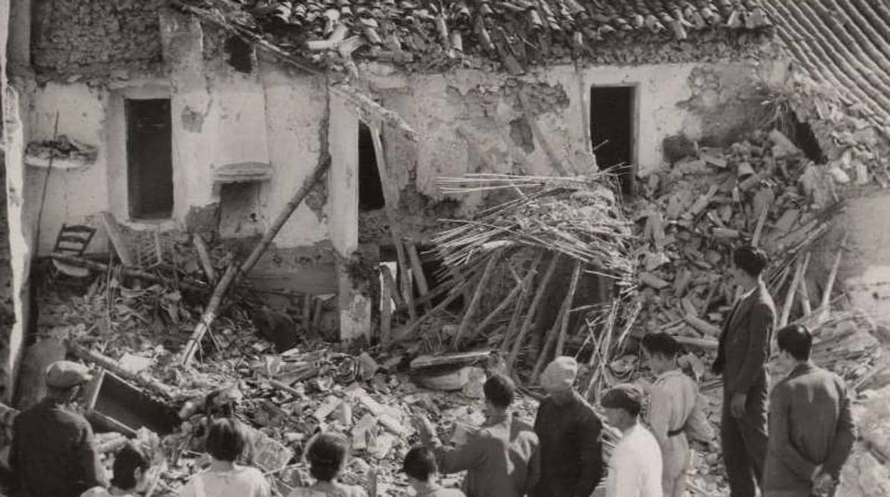 Casa destrozada por una bomba en el barrio de La Villa durante el bombardeo de Cabra