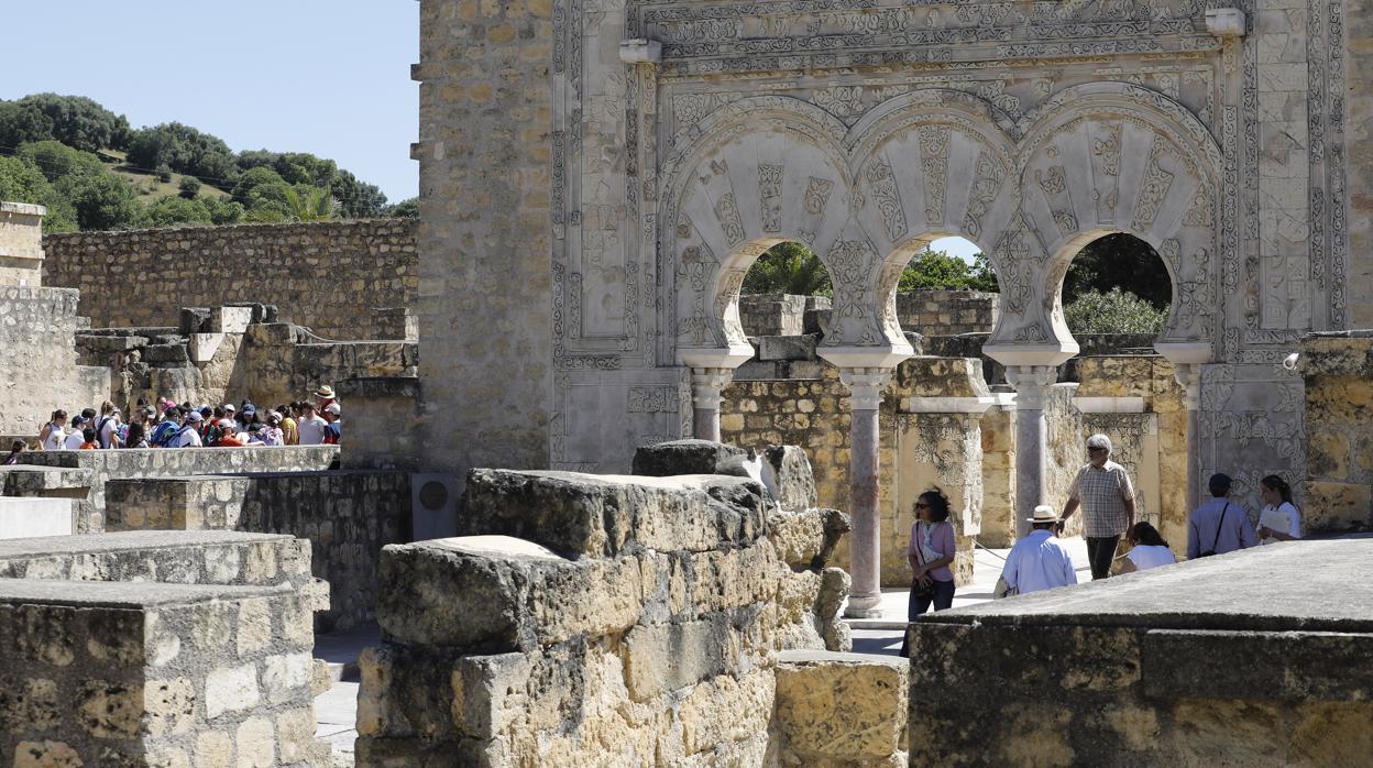 Turistas en el yacimiento omeya de las afueras de la ciudad