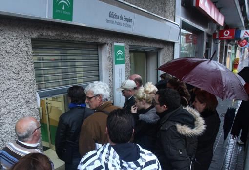 Personas en la cola del paro en Córdoba