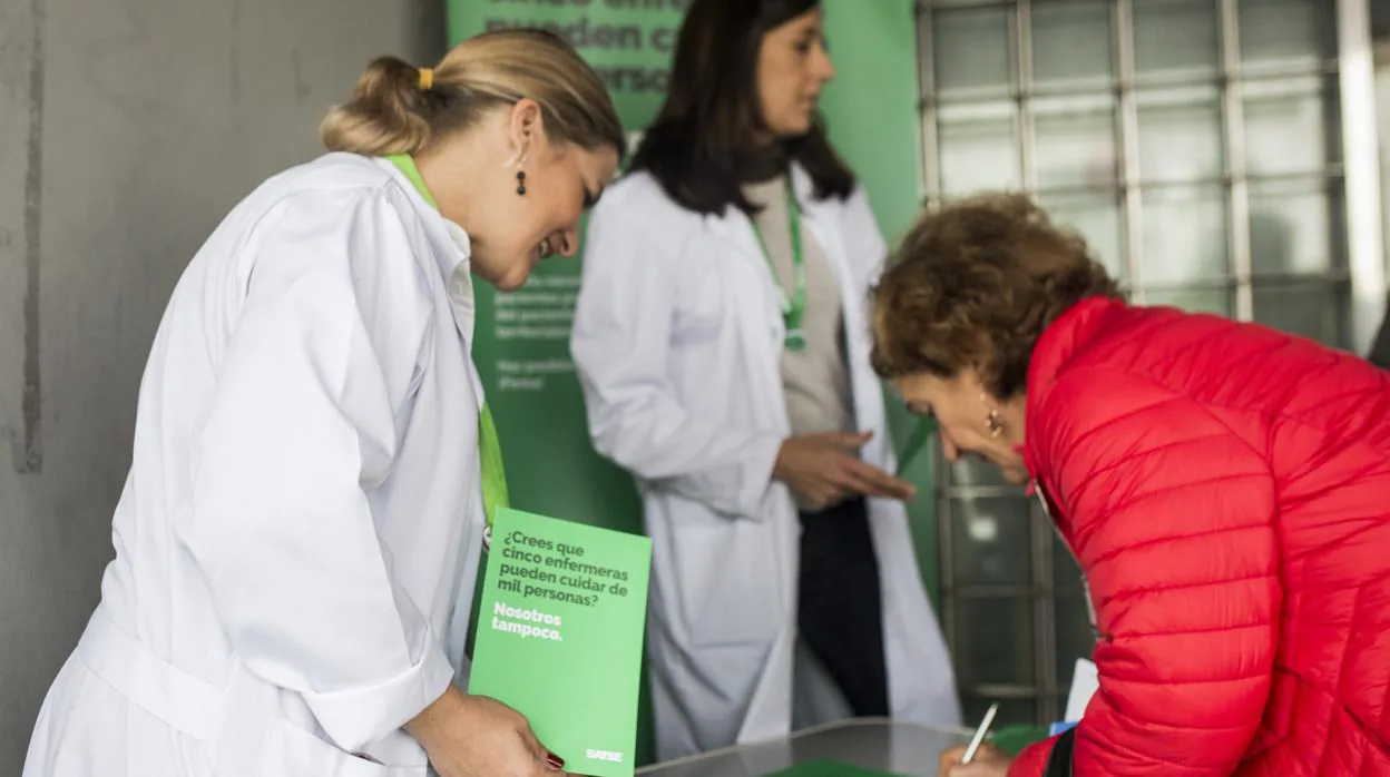 Dos enfermeras recogen firmas esta mañana en Sevilla