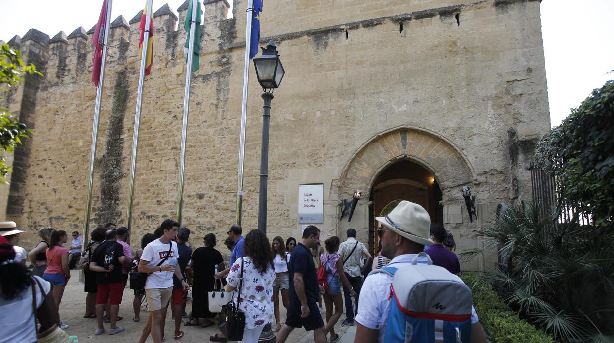 Turistas en el Alcázar de los Reyes Cristianos de Córdoba