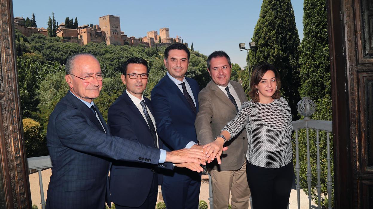 Isabel Ambrosio junto a los alcaldes de M´aga, Granada y Sevilla frente a la Alhambra en 2016