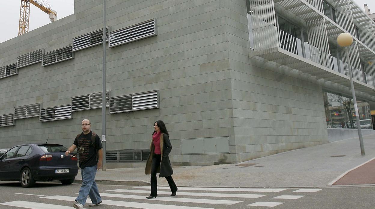 Dos personas delante del centro de salud de la avenida del Aeropuerto