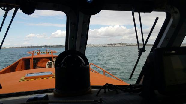 Rescatados siete inmigrantes en dos barcas hinchables a remos en el Estrecho