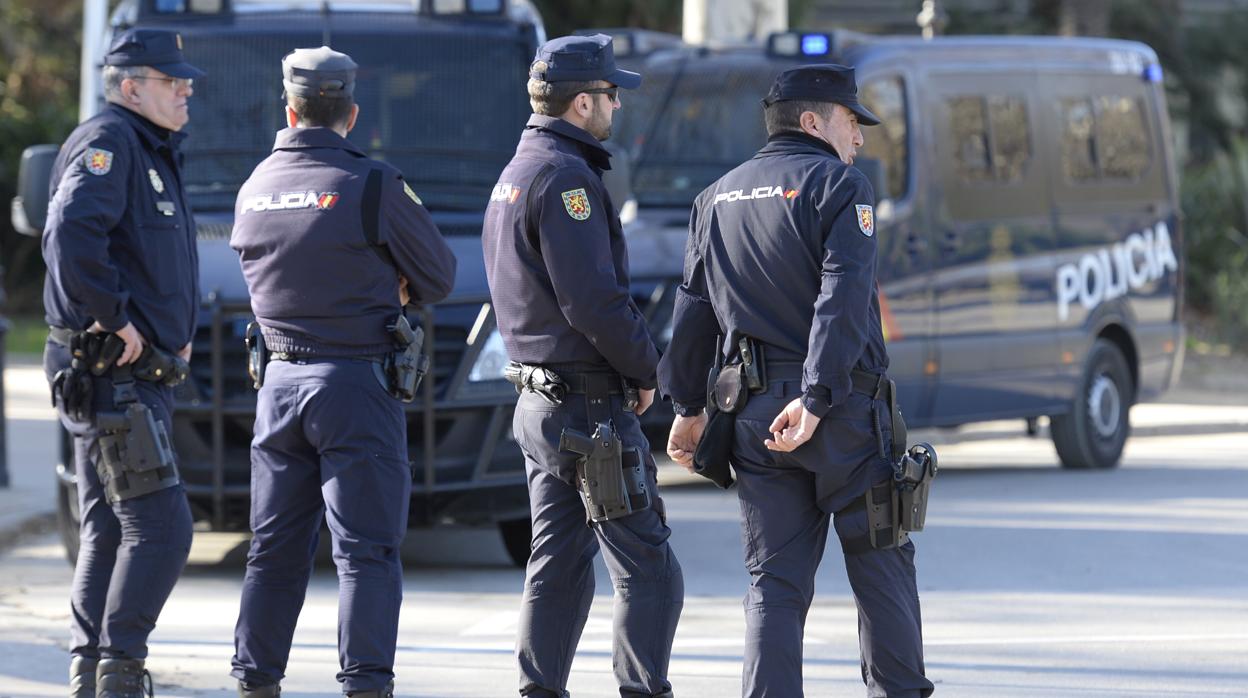 Dos agentes de la Policía Nacional salvaron la vida a un hombre en plena calle