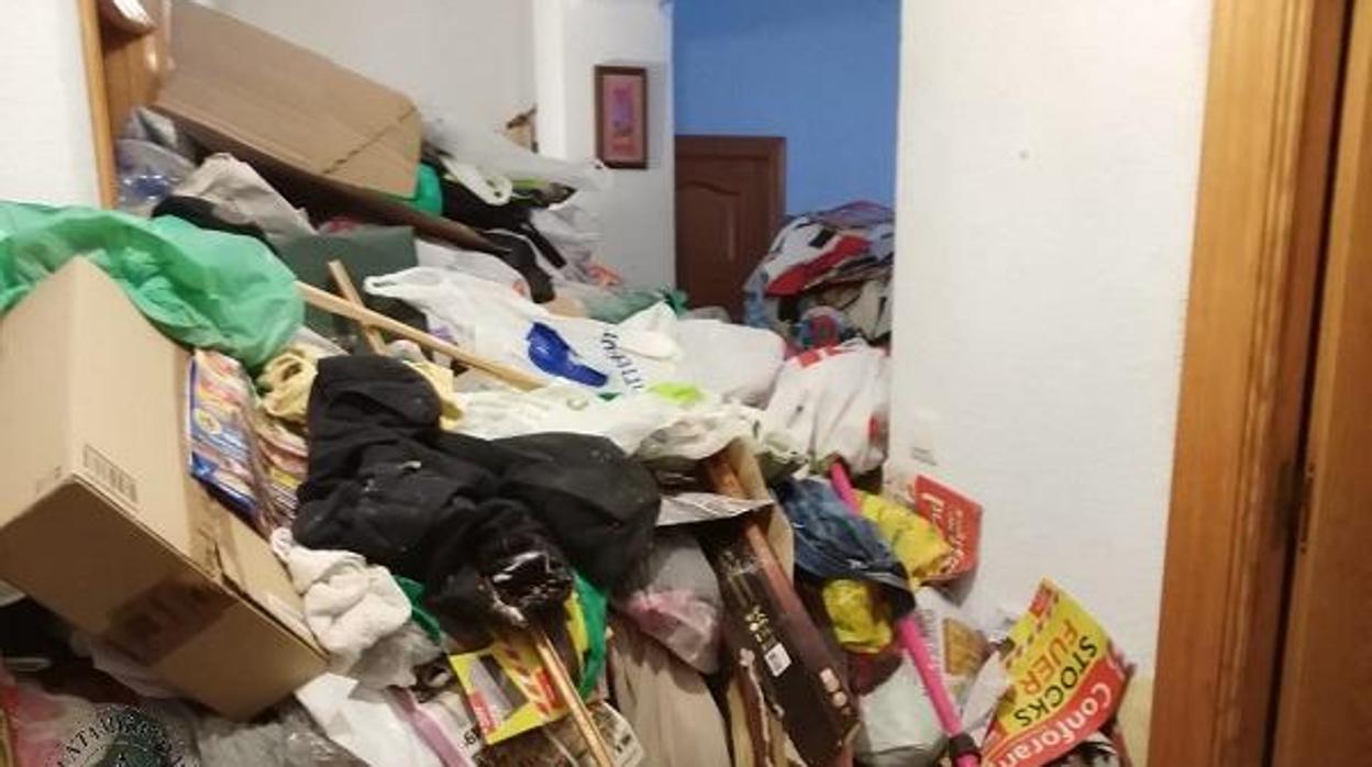 La basura llegaba casi hasta el techo en alguna de las habitaciones del interior del piso de Granada