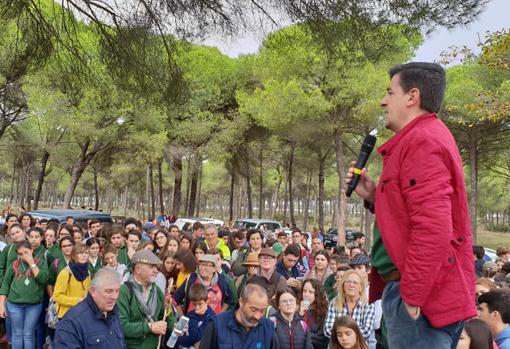 Santiago Padilla, secretario de la Matriz almonteña se dirige a los jóvenes presentes