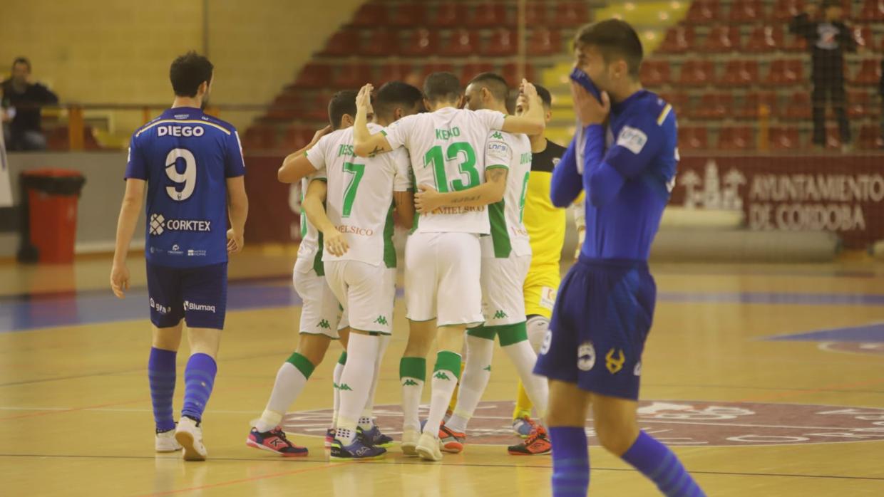 Los jugadores del Córdoba Futsal celebran un gol