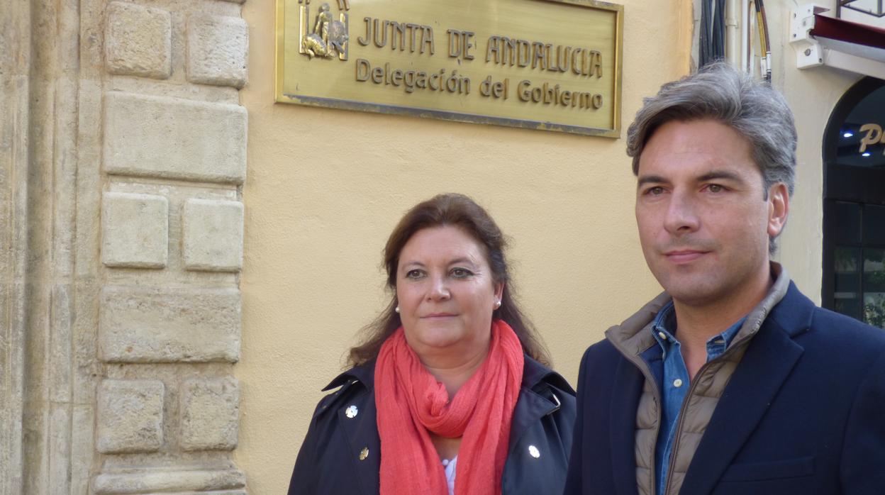 Andrés Lorite y Purificación Moyano, al presentar el recurso a la Junta de Andalucía