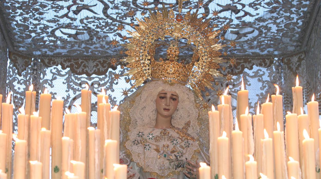 María Santísima de la Paz y Esperanza durante su salida procesional el Miércoles Santo