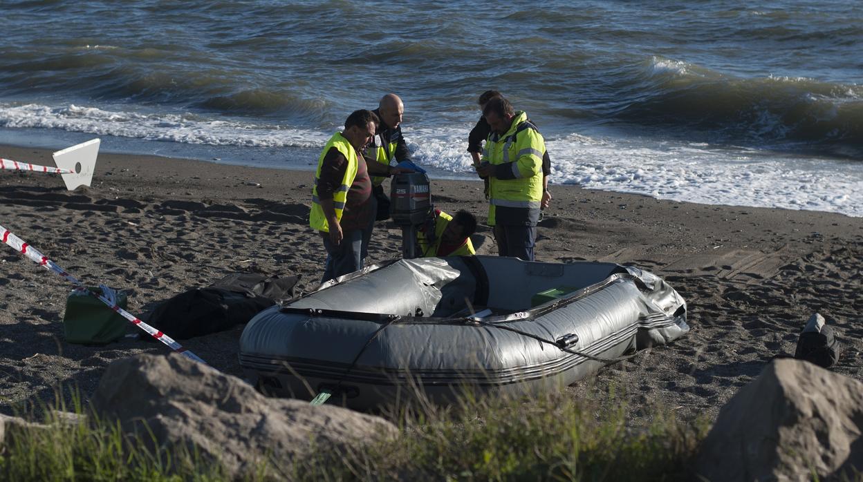 Patera donde viajaban los 15 marroquíes, dos de ellos muertos