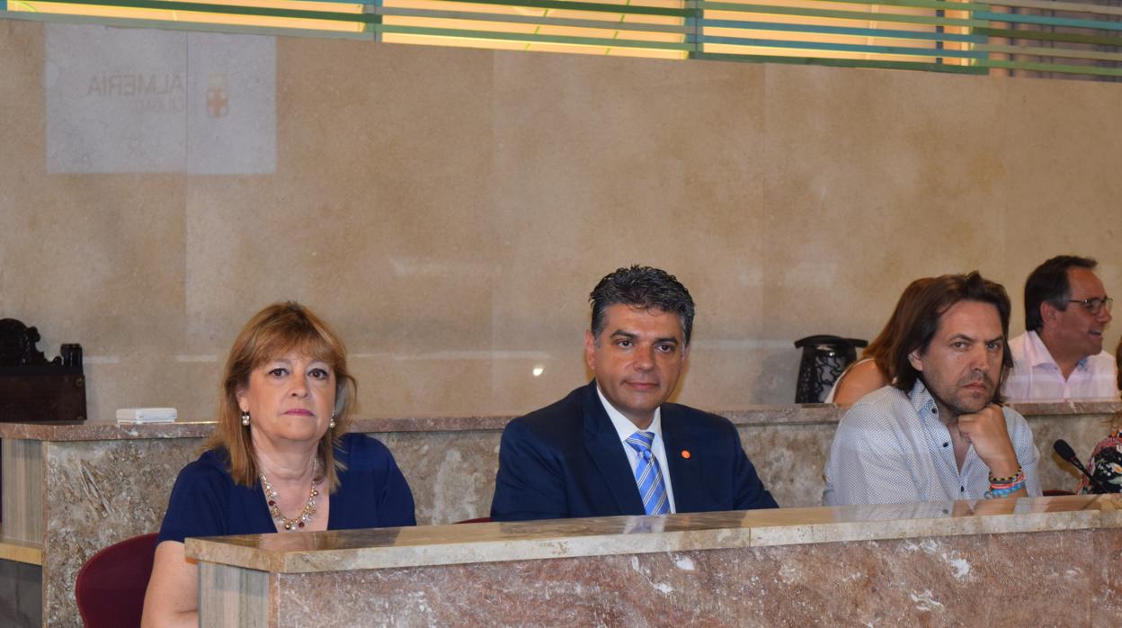 Mabel Hernández, junto al portavoz de Ciudadanos Miguel Cazorla y el tercer concejal del grupo, Rafael Burgos.
