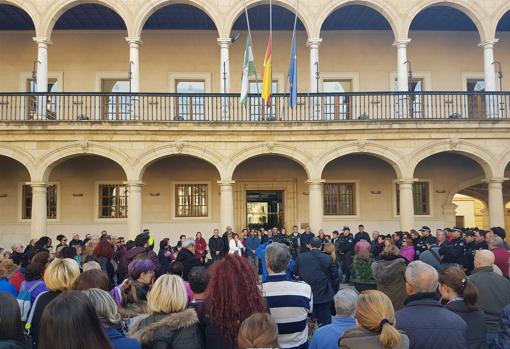 Concentración silenciosa a las puertas del Ayuntamiento de Guadix.