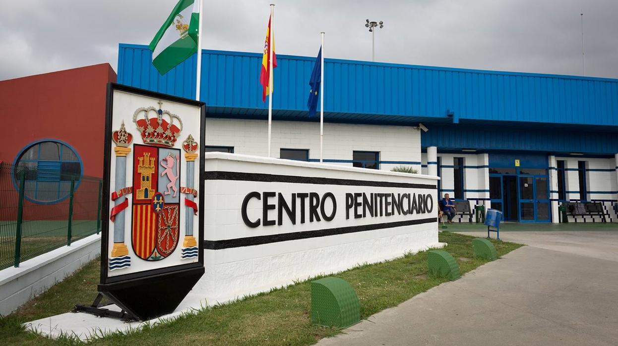El presuntoviolador de su hijo ha ingresado en el centro penitenciario de Botafuegos, en Algeciras
