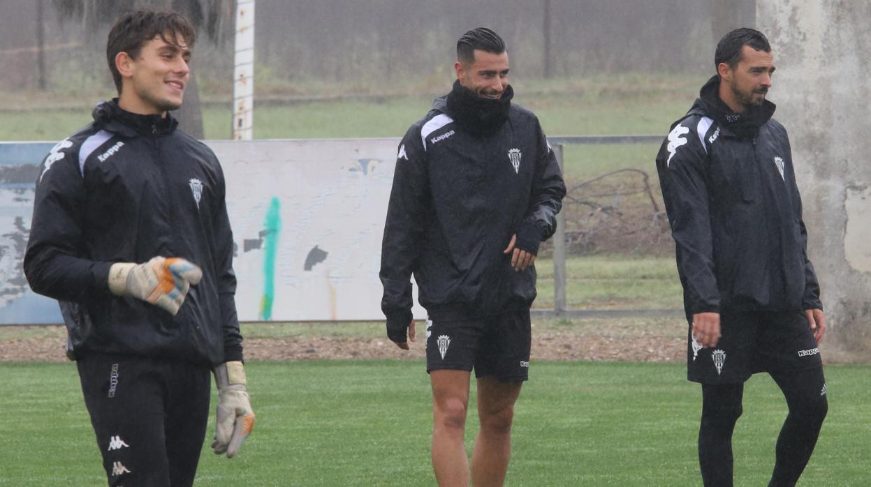 Luis Muñoz, en el centro, sonríe en el entrenamiento del miércoles pasado