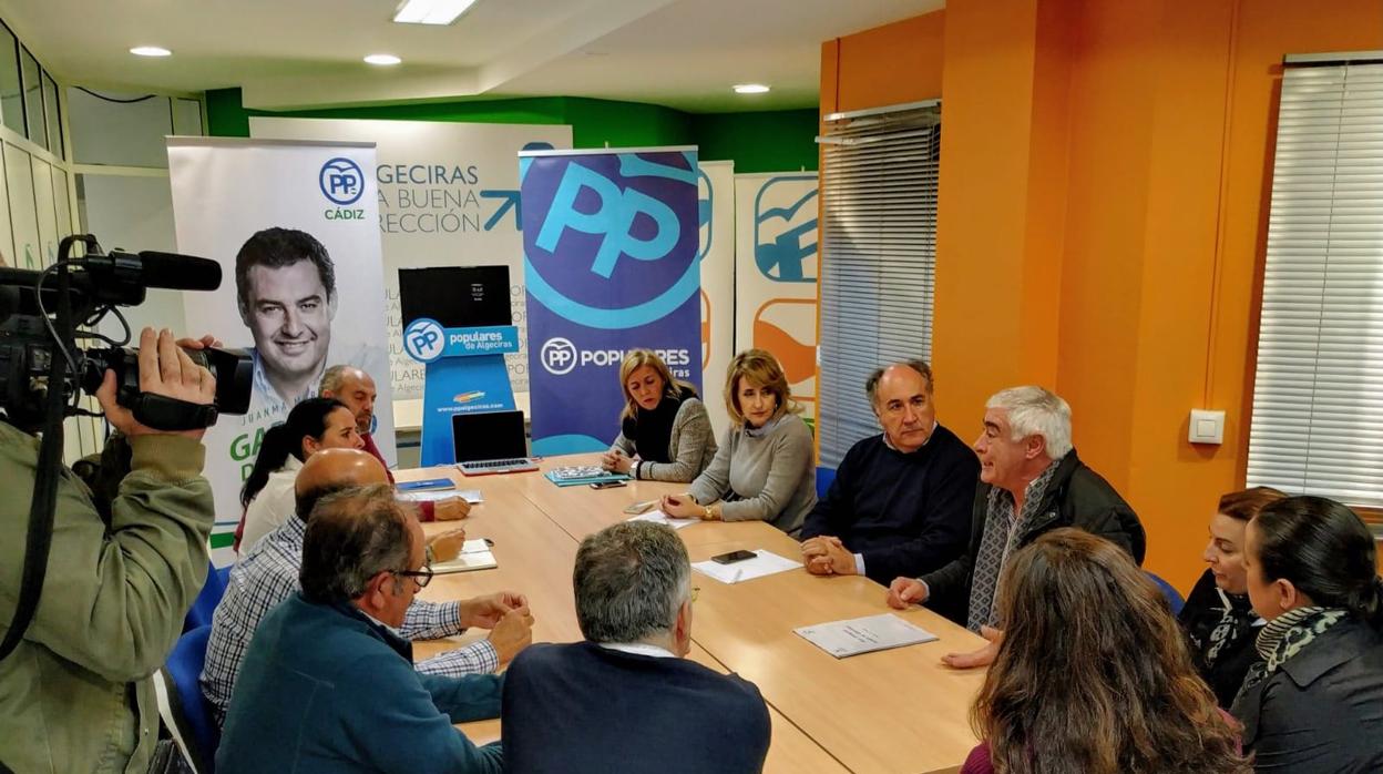 Imagen de la reunón mantenida este miércoles en la sede del PP de Algeciras.