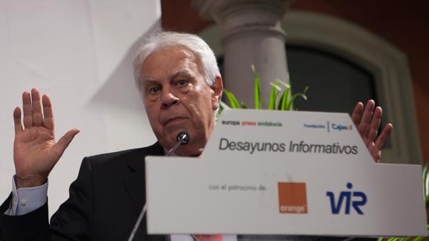 Felipe González: «Veo a mucha gente empeñada en cavar trincheras que no sirven para nada»