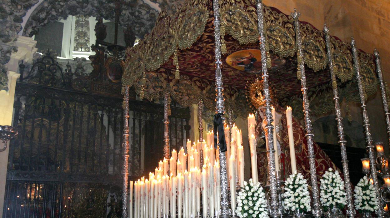 La Reina de los Mártires, frente a la capilla de los Santos Mártires en San Pedro en el año 2005