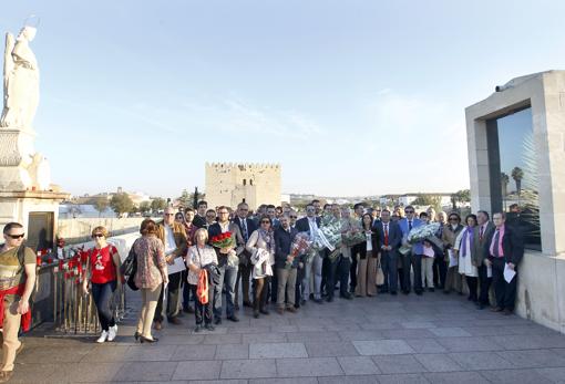 Ofrenda floral a San Acisclo y Santa Victoria en el Puente Romano