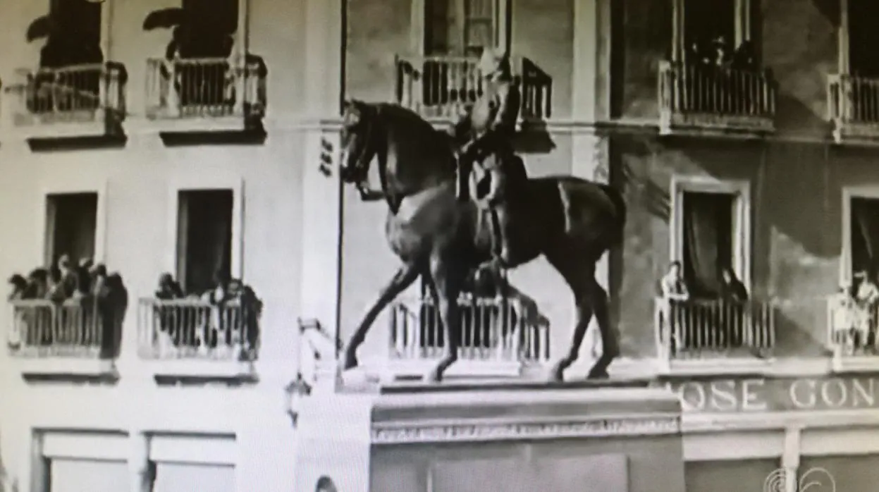 Fotograma del reportaje de la Filmoteca Española de la inauguración de la estatua de Gran Capitán