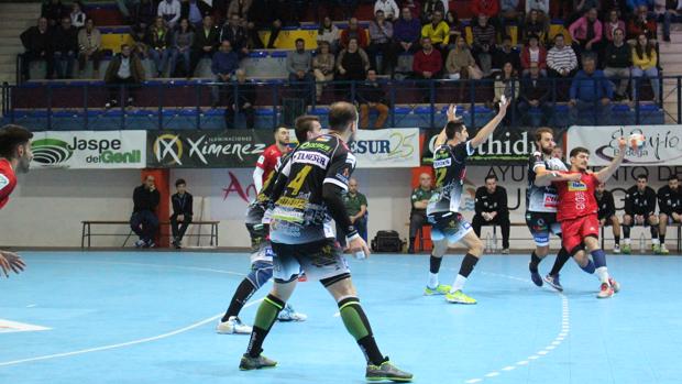 Un gol postrero del Bada Huesca impide la primera victoria del Ángel Ximénez en casa (20-20)