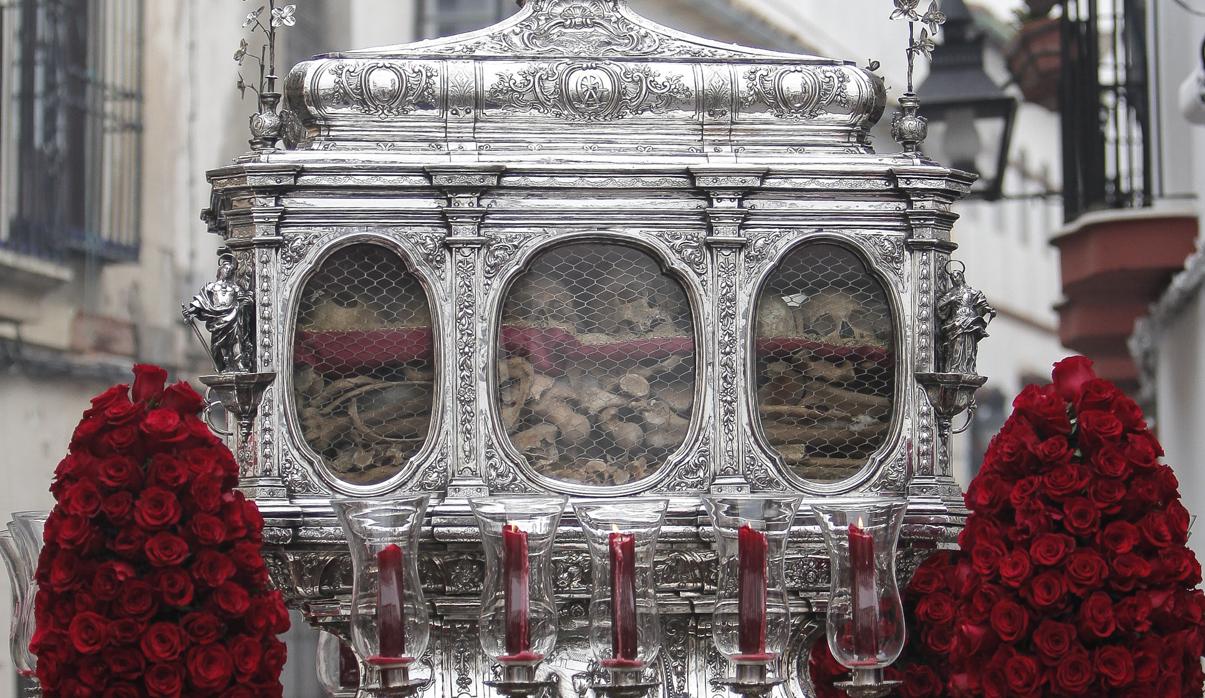 Reliquias de los Santos Mártires de Córdoba durante su procesión en el año 2014