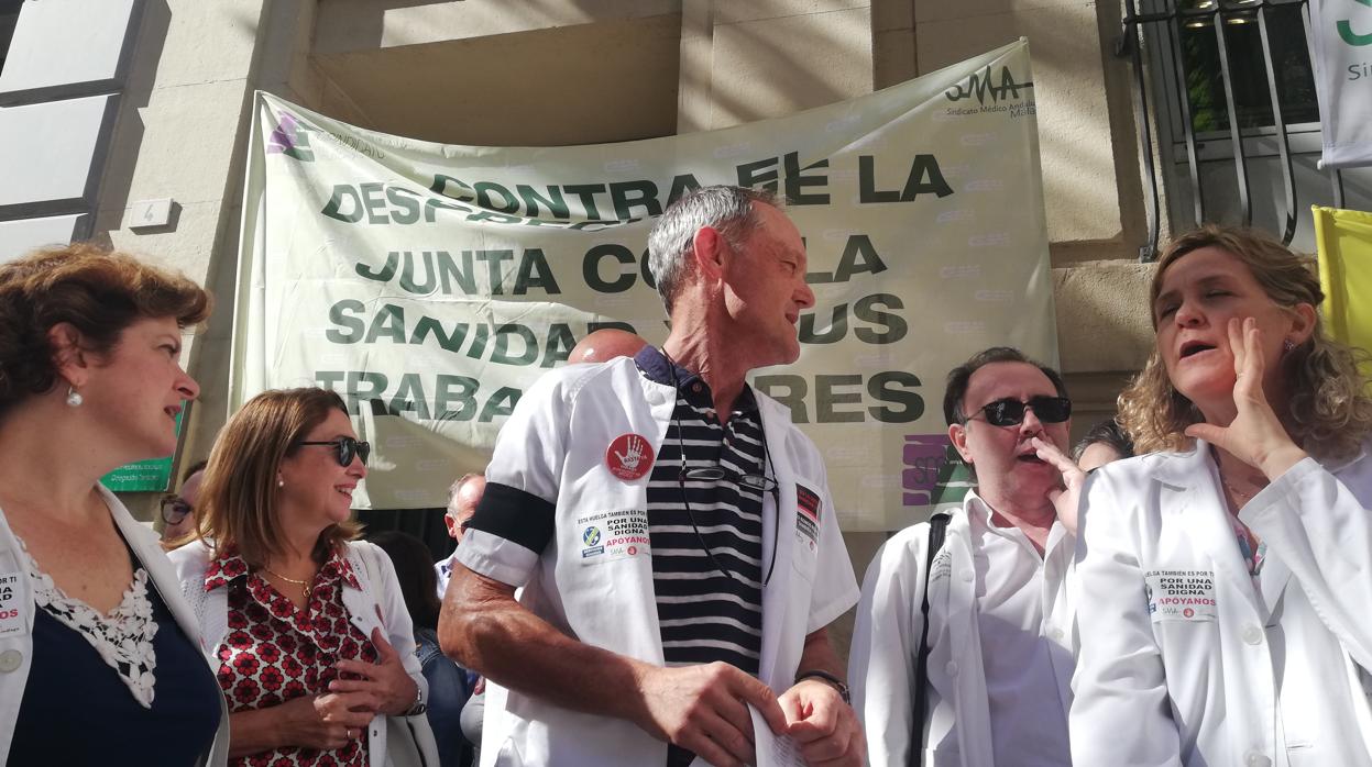 Protestas frente a la Delegación de Salud en Málaga