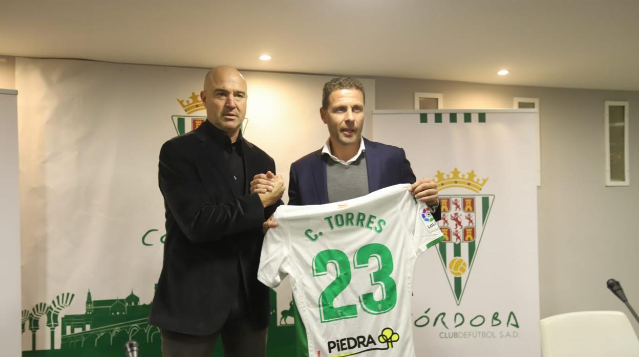 El nuevo entrenador del Córdoba CF, Curro Torres, este lunes en el estadio