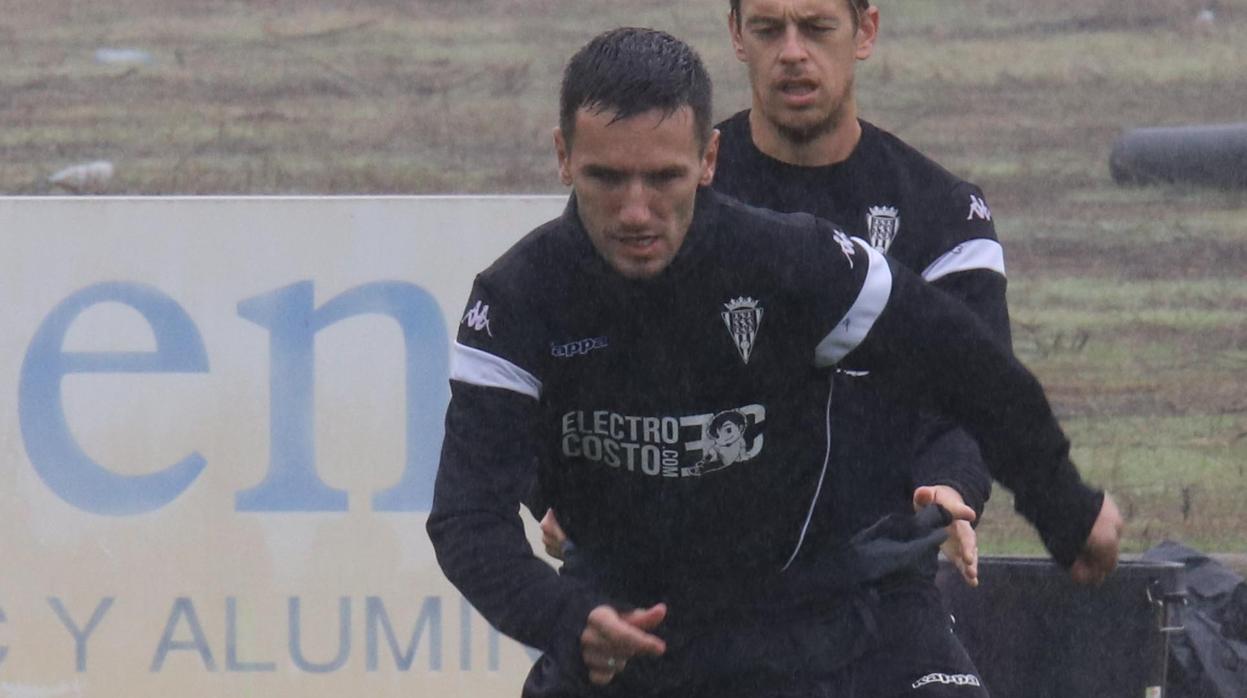 Sasa Jovanovic trota en un entrenamiento del Córdoba CF