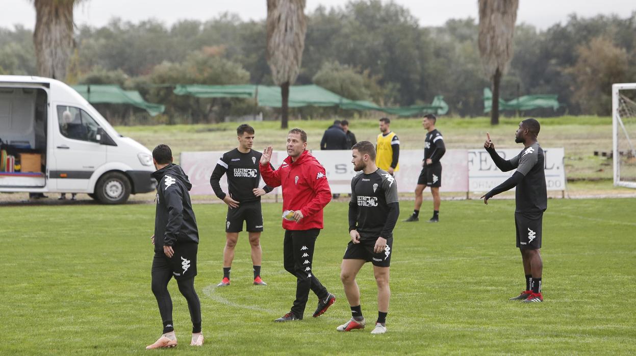 Curro Torres da instrucciones a los jugadores del Córdoba CF en su primer entrenamiento