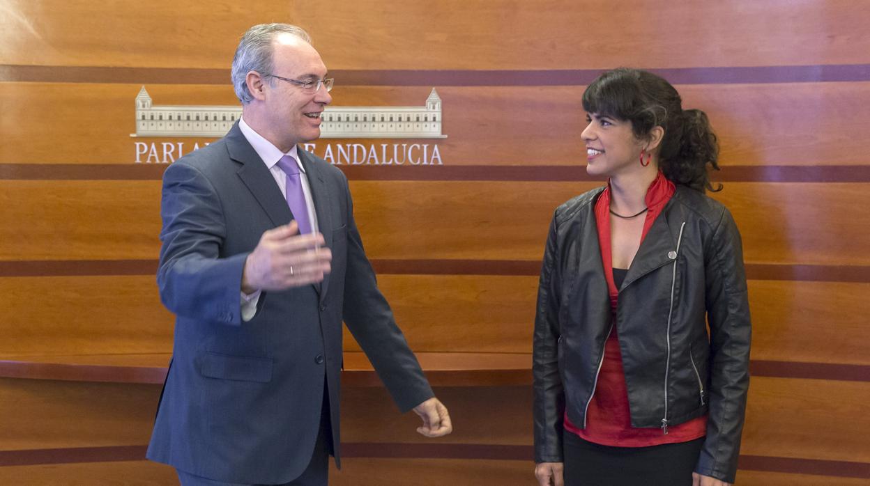 Juan Pablo Durán, con la candidata de Adelante Andalucía, Teresa Rodríguez, en el Parlamento