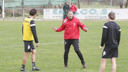 Curro Torres da explicaciones a sus futbolistas